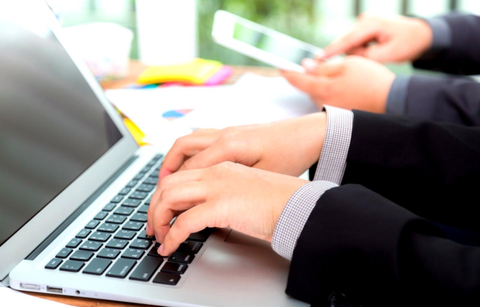 Persona trabajando en presupuestos y planificación financiera